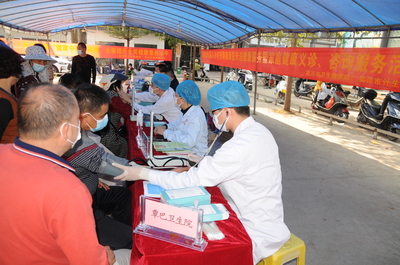 我市在覃巴鎮開展健康義診和健康咨詢服務活動